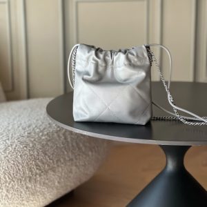 Alternative view of Top-tier goods_High-volume pricing p650 France·Premium bespoke Chane1

The new 2025 AS3980# Chane1 Mini 22 hits the bullseye

Chanel's bags and accessories always spark desire—especially from the just-concluded 2023 Spring/Summer collection

Particularly these two new colorways of the Mini Size 22 bag
Classic mini edition—utterly captivating.

Size: 19x20x6cm