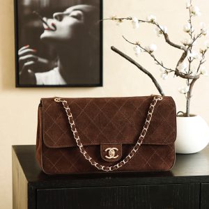 1010 Dimensions 𝟏𝟖*𝟑𝟑*𝟖𝐜𝐦   Coffee Brown ☕️
26SS Matthieu Blazy 2026 Spring/Summer Collection New Arrival Classic double-chain bag crafted in rich suede, featuring signature diamond quilting and gold double-C clasp—exuding timeless elegance! Adjustable chain strap allows versatile carry options: handheld or crossbody. Soft, understated suede creates effortless autumn/winter styling. Frequently seen in vintage markets, high collectible value!