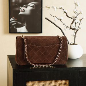 Alternative view of 1010 Dimensions 𝟏𝟖*𝟑𝟑*𝟖𝐜𝐦   Coffee Brown ☕️
26SS Matthieu Blazy 2026 Spring/Summer Collection New Arrival Classic double-chain bag crafted in rich suede, featuring signature diamond quilting and gold double-C clasp—exuding timeless elegance! Adjustable chain strap allows versatile carry options: handheld or crossbody. Soft, understated suede creates effortless autumn/winter styling. Frequently seen in vintage markets, high collectible value!