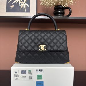810AS92991# Black Ball-Patterned Gold-Plated Unstitched Edge Black Lining Leather with Black Handle
💜Exclusive Background💜 Top-Quality Authentic Product👜
Coco Handle Flap Handbag🎁 Dimensions: 29*18*12cm