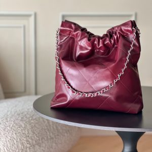 Alternative view of Top-tier goods_High-volume pricing p750 France·Premium bespoke Chane1

AS3260# Chanel 2022 New Arrival Oiled Leather Calfskin Drawstring Tote

Exclusive real-shot Chanel chain bag, shoulder bag—autumn/winter runway style💃 Soft and comfortable, exceptional quality. Beauty lovers, grab yours now! 

Pairs perfectly with winter coats. Versatile, minimalist, and spacious!

Size: 35x37x7cm