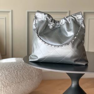 Alternative view of Top-tier goods_p High-volume pricing p780 France · Premium bespoke Chane1

AS3261# Chanel 2022 New Arrival Oiled Leather Calfskin Drawstring Tote

Exclusive real-shot Chanel chain bag, shoulder bag. Fall/Winter runway style💃 Soft and comfortable, exceptional quality. Beauty lovers, grab yours now! 

Pairs perfectly with winter coats. Versatile, minimalist, and spacious!

Size: 39x42x8cm