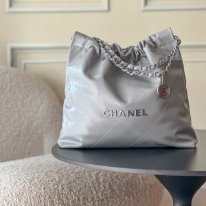 Top-tier goods_p High-volume pricing p780 France · Premium bespoke Chane1

AS3261# Chanel 2022 New Arrival Oiled Leather Calfskin Drawstring Tote

Exclusive real-shot Chanel chain bag, shoulder bag. Fall/Winter runway style💃 Soft and comfortable, exceptional quality. Beauty lovers, grab yours now! 

Pairs perfectly with winter coats. Versatile, minimalist, and spacious!

Size: 39x42x8cm