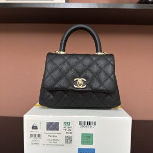 750AS2215# Black Ball Pattern Unstitched Edge Light Gold Black Handle
💜Exclusive Background💜 Genuine Product Photos Top-Quality Goods👜
Coco Handle Flap Top Handbag🎁 Dimensions 19*14*9cm