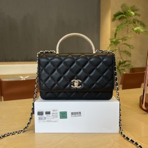 730💰A96163 Chanel 24C Woc Crystal-Handle Bag Soft lambskin leather with exquisite crystal-embellished handles exuding luxury Distinctive double C logo Stylish as a clutch, crossbody, or shoulder bag Absolutely stunning Dimensions: 19cm