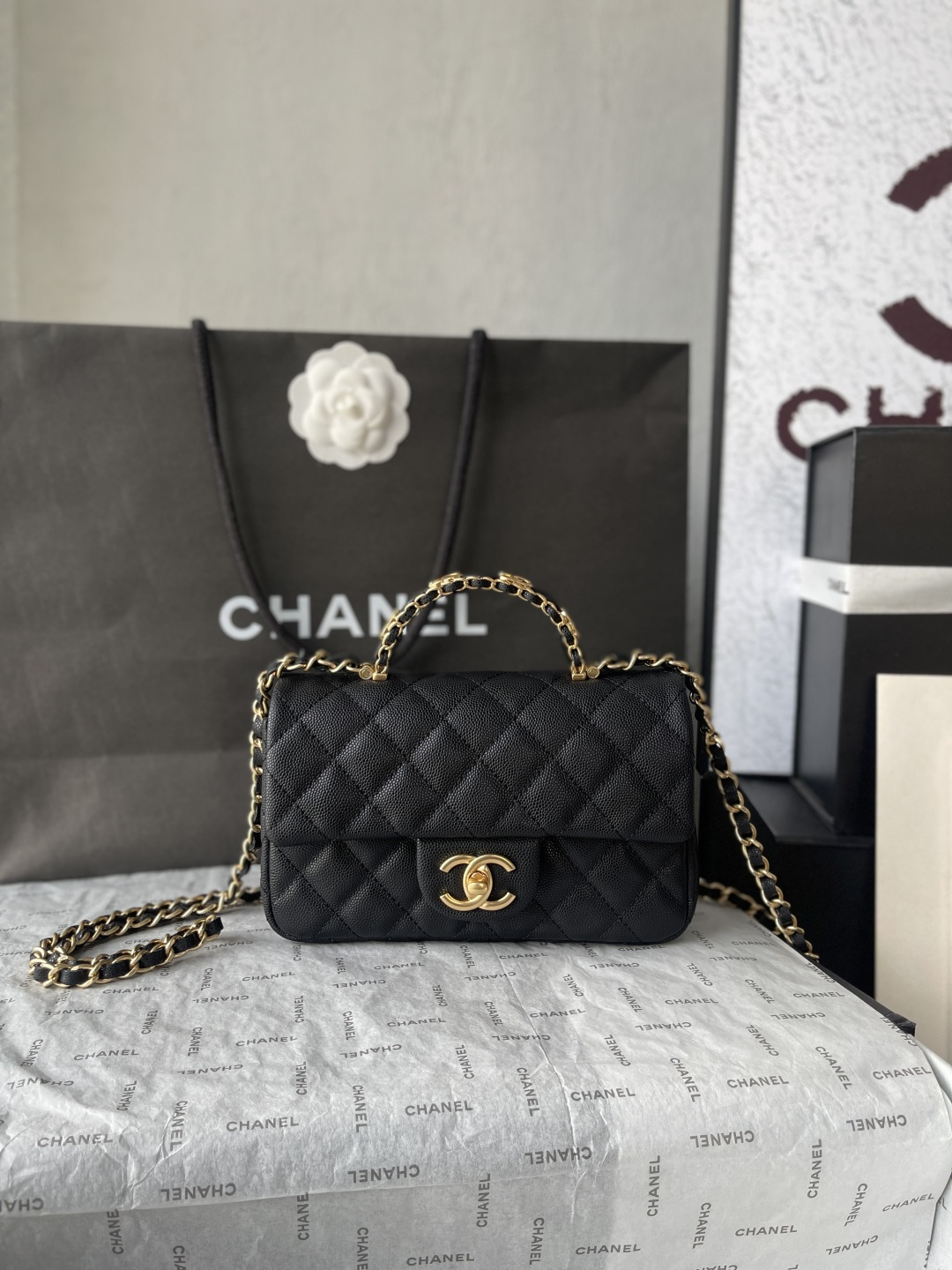 Top-tier goods_High-volume pricing p790
France · Premium bespoke Chane1
Chanel 25B Double C Logo Handle CFmini AS5701
Exquisite handle design elevates modern style
Grain leather paired with vintage metal hardware
Durable and wear-resistant texture
Classic design aesthetic
Versatile and practical
This season's new arrivals are truly delightful
Dimensions: 19.5 x 12 x 6.5 cm