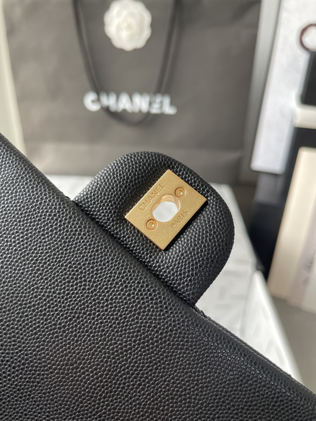 Top-tier goods_High-volume pricing p790
France · Premium bespoke Chane1
Chanel 25B Double C Logo Handle CFmini AS5701
Exquisite handle design elevates modern style
Grain leather paired with vintage metal hardware
Durable and wear-resistant texture
Classic design aesthetic
Versatile and practical
This season's new arrivals are truly delightful
Dimensions: 19.5 x 12 x 6.5 cm - Image 11