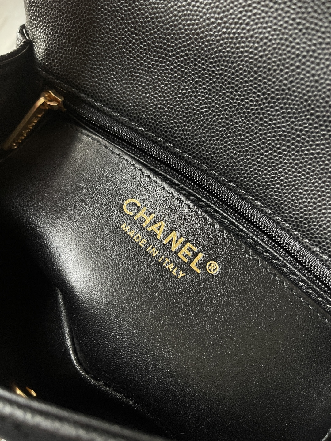 Top-tier goods_High-volume pricing p790
France · Premium bespoke Chane1
Chanel 25B Double C Logo Handle CFmini AS5701
Exquisite handle design elevates modern style
Grain leather paired with vintage metal hardware
Durable and wear-resistant texture
Classic design aesthetic
Versatile and practical
This season's new arrivals are truly delightful
Dimensions: 19.5 x 12 x 6.5 cm - Image 13