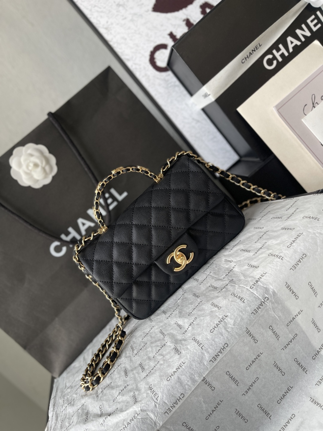 Top-tier goods_High-volume pricing p790
France · Premium bespoke Chane1
Chanel 25B Double C Logo Handle CFmini AS5701
Exquisite handle design elevates modern style
Grain leather paired with vintage metal hardware
Durable and wear-resistant texture
Classic design aesthetic
Versatile and practical
This season's new arrivals are truly delightful
Dimensions: 19.5 x 12 x 6.5 cm - Image 2