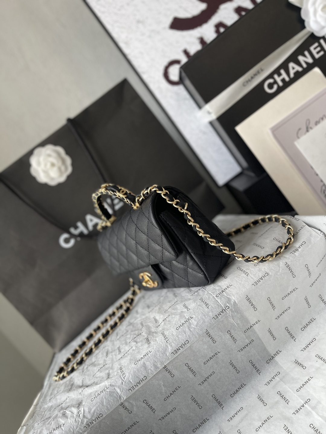 Top-tier goods_High-volume pricing p790
France · Premium bespoke Chane1
Chanel 25B Double C Logo Handle CFmini AS5701
Exquisite handle design elevates modern style
Grain leather paired with vintage metal hardware
Durable and wear-resistant texture
Classic design aesthetic
Versatile and practical
This season's new arrivals are truly delightful
Dimensions: 19.5 x 12 x 6.5 cm - Image 3