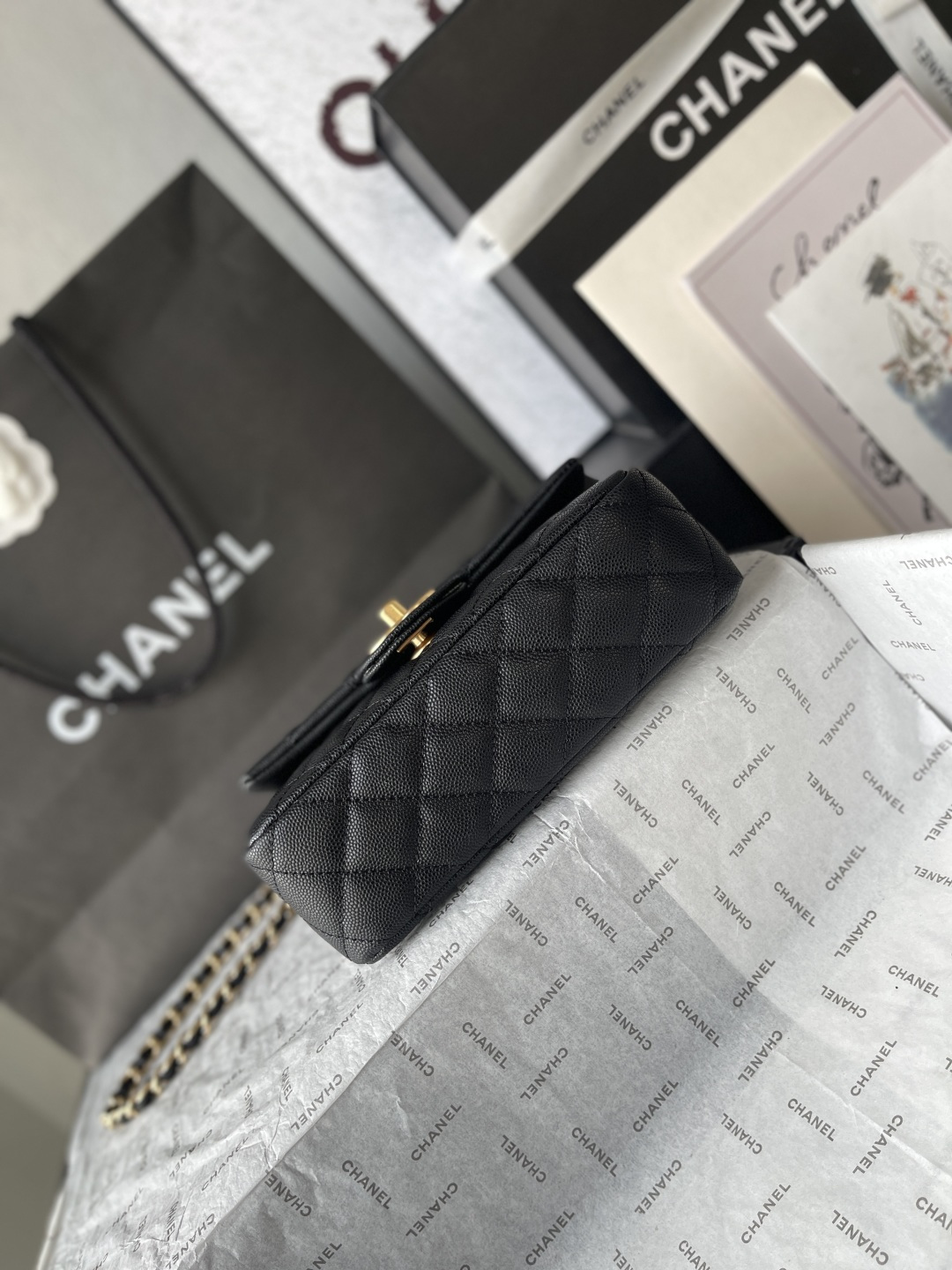 Top-tier goods_High-volume pricing p790
France · Premium bespoke Chane1
Chanel 25B Double C Logo Handle CFmini AS5701
Exquisite handle design elevates modern style
Grain leather paired with vintage metal hardware
Durable and wear-resistant texture
Classic design aesthetic
Versatile and practical
This season's new arrivals are truly delightful
Dimensions: 19.5 x 12 x 6.5 cm - Image 5