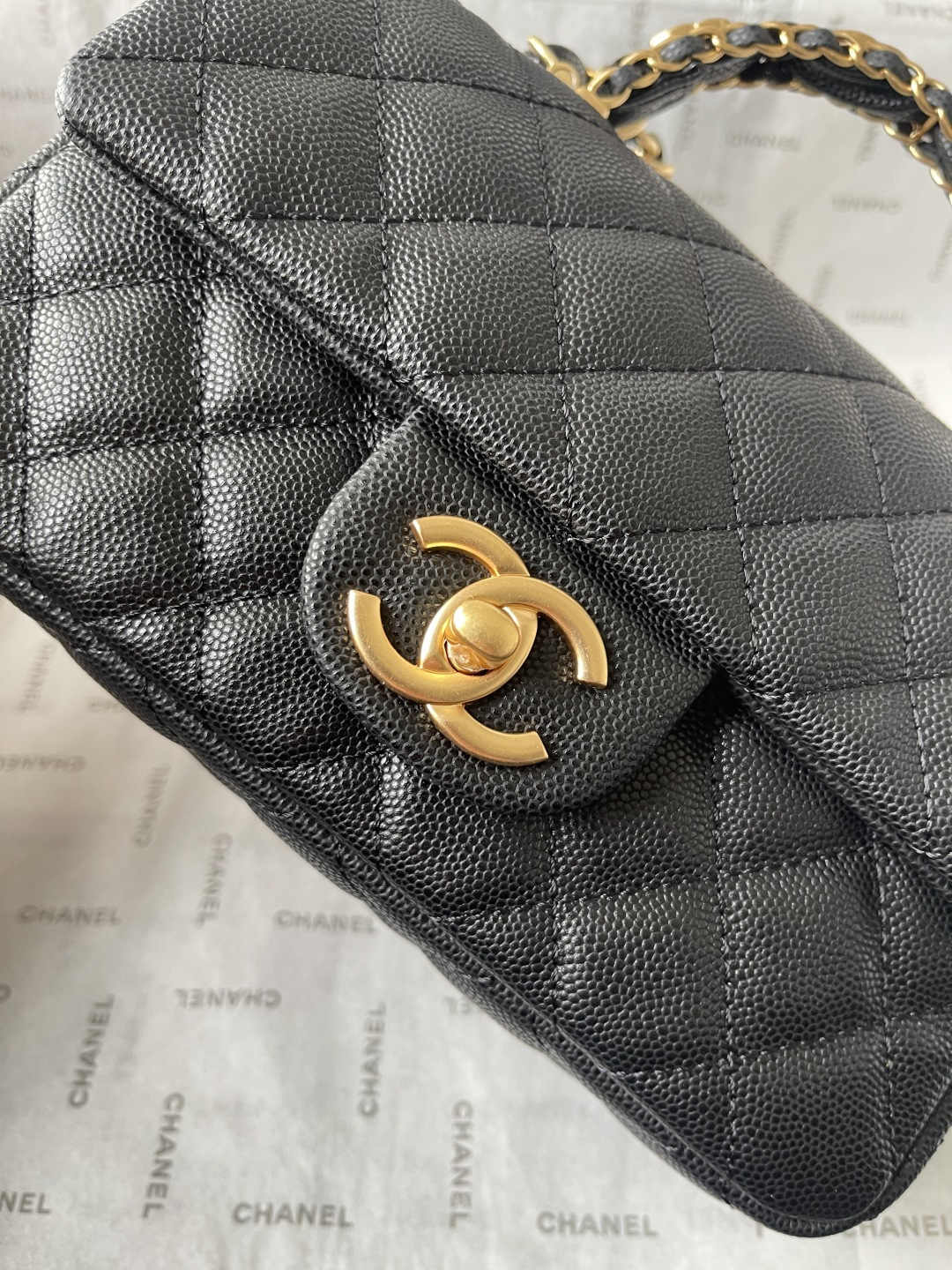 Top-tier goods_High-volume pricing p790
France · Premium bespoke Chane1
Chanel 25B Double C Logo Handle CFmini AS5701
Exquisite handle design elevates modern style
Grain leather paired with vintage metal hardware
Durable and wear-resistant texture
Classic design aesthetic
Versatile and practical
This season's new arrivals are truly delightful
Dimensions: 19.5 x 12 x 6.5 cm - Image 6