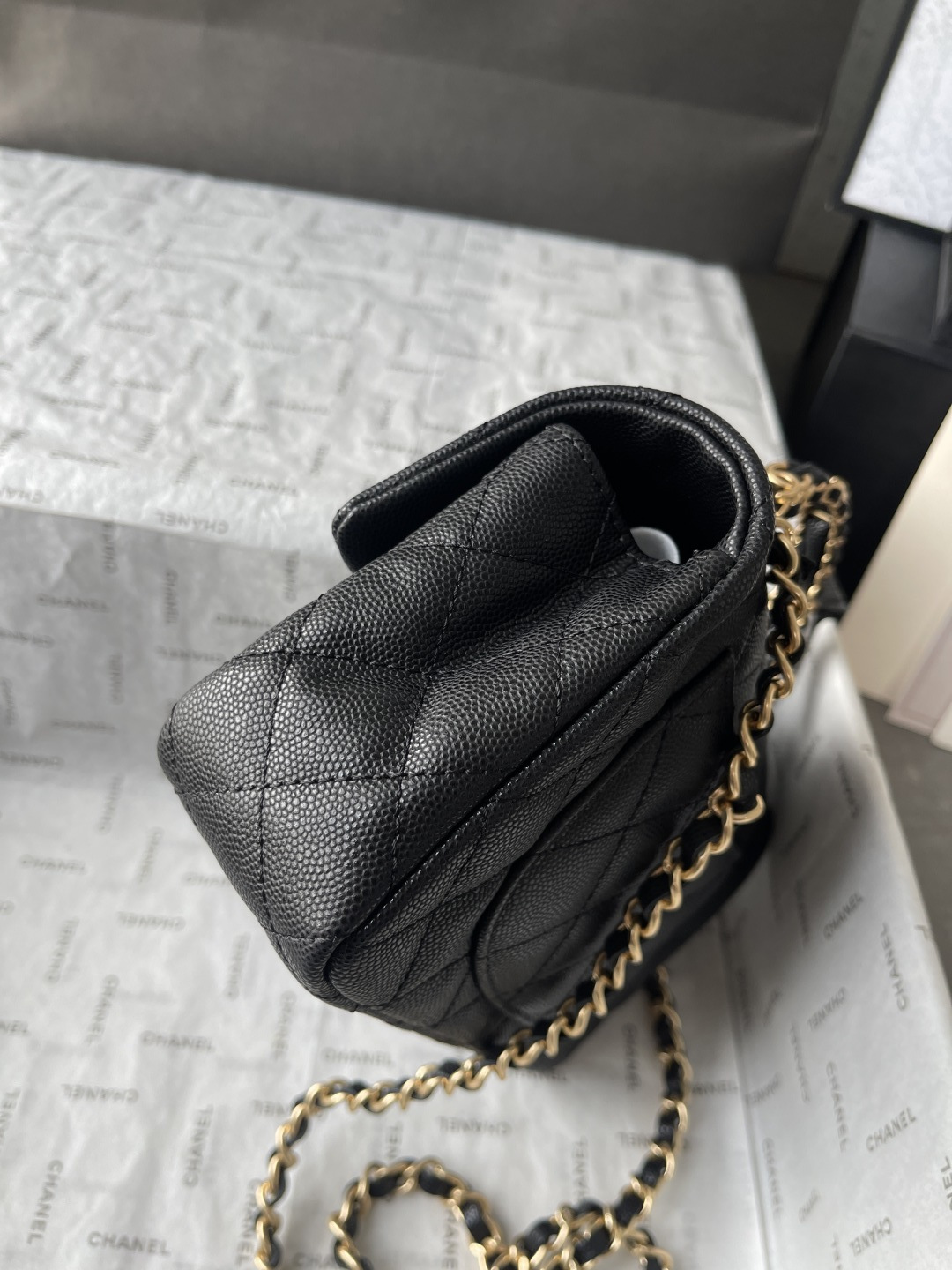 Top-tier goods_High-volume pricing p790
France · Premium bespoke Chane1
Chanel 25B Double C Logo Handle CFmini AS5701
Exquisite handle design elevates modern style
Grain leather paired with vintage metal hardware
Durable and wear-resistant texture
Classic design aesthetic
Versatile and practical
This season's new arrivals are truly delightful
Dimensions: 19.5 x 12 x 6.5 cm - Image 7