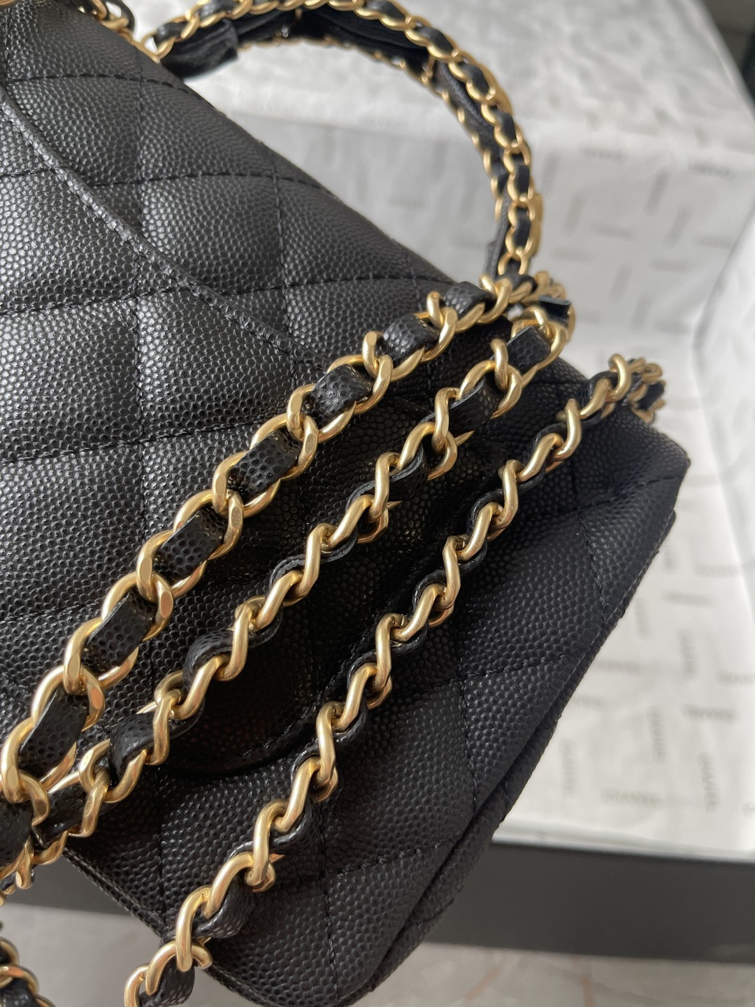 Top-tier goods_High-volume pricing p790
France · Premium bespoke Chane1
Chanel 25B Double C Logo Handle CFmini AS5701
Exquisite handle design elevates modern style
Grain leather paired with vintage metal hardware
Durable and wear-resistant texture
Classic design aesthetic
Versatile and practical
This season's new arrivals are truly delightful
Dimensions: 19.5 x 12 x 6.5 cm - Image 8