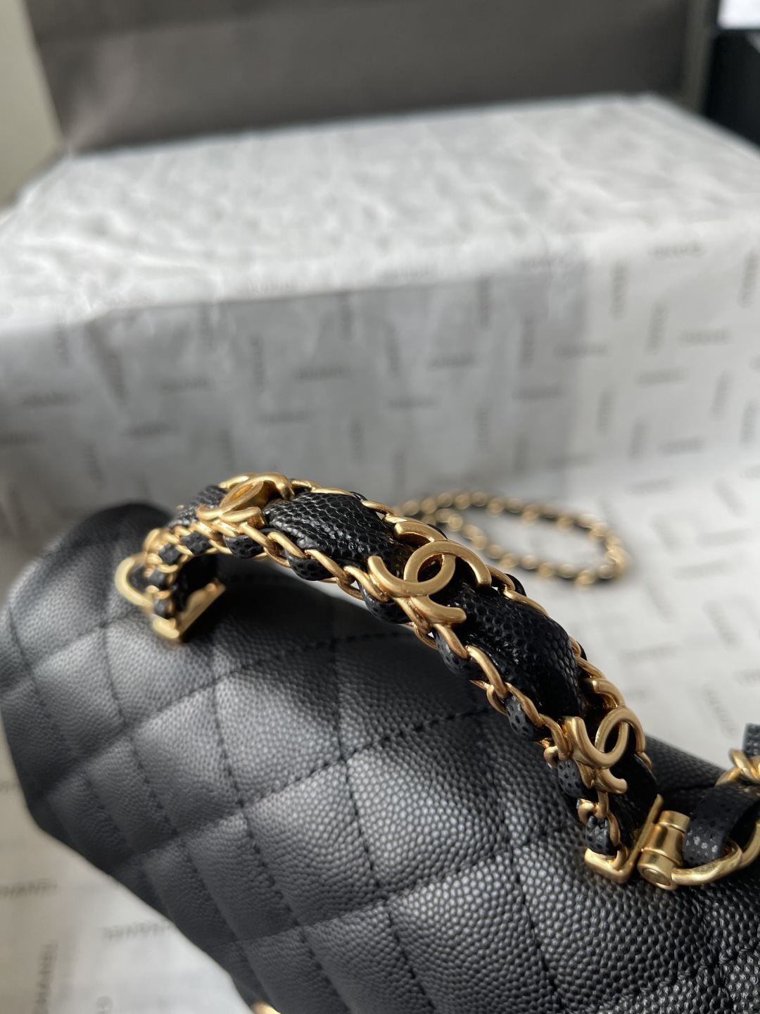 Top-tier goods_High-volume pricing p790
France · Premium bespoke Chane1
Chanel 25B Double C Logo Handle CFmini AS5701
Exquisite handle design elevates modern style
Grain leather paired with vintage metal hardware
Durable and wear-resistant texture
Classic design aesthetic
Versatile and practical
This season's new arrivals are truly delightful
Dimensions: 19.5 x 12 x 6.5 cm - Image 9