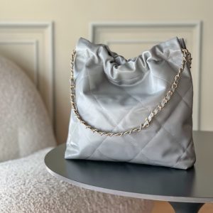 Alternative view of Top-tier goods_High-volume pricing p750 France·Premium bespoke Chane1

AS3260# Chanel 2022 New Arrival Oiled Leather Calfskin Drawstring Tote

Exclusive real-shot Chanel chain bag, shoulder bag—autumn/winter runway style💃 Soft and comfortable, exceptional quality. Beauty lovers, grab yours now! 

Pairs perfectly with winter coats. Versatile, minimalist, and spacious!

Size: 35x37x7cm