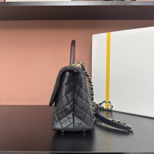 Alternative view of 810AS92991#黑色球纹浅金不车边红色手柄
💜独家背景💜实物实拍顶级质量货👜
coco handle口盖手提包🎁尺寸29*18*12cm