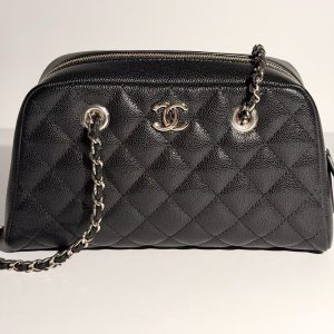 💰Exclusive Release🚩🚩🚩 𝐂𝐡𝐚𝐧𝐞𝐥 𝟐𝟔𝐏 Collection Chain Clutch Bag in Black & Gold 𝟐𝟔𝐏 Pre-Spring New Arrival🤩 Blending classic elegance with timeless style, the rounded silhouette features dual 𝐂 metal clasps✨. Caviar-textured 🐂 leather with delicate grain, paired with relaxed light gold hardware; infusing classic black with warm, luxurious tones👏🏻. Can be worn over the shoulder🉑 or carried by hand;Includes a zipper for maximum security‼️ Combines practicality with style✔️ Perfect for everyday essentials～  🔍Dimensions: 𝟏𝟏.𝟕𝐱𝟏𝟗.𝟓𝐱𝟓.𝟓𝐜𝐦