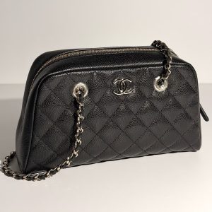 Alternative view of 💰Exclusive Release🚩🚩🚩 𝐂𝐡𝐚𝐧𝐞𝐥 𝟐𝟔𝐏 Collection Chain Clutch Bag in Black & Gold 𝟐𝟔𝐏 Pre-Spring New Arrival🤩 Blending classic elegance with timeless style, the rounded silhouette features dual 𝐂 metal clasps✨. Caviar-textured 🐂 leather with delicate grain, paired with relaxed light gold hardware; infusing classic black with warm, luxurious tones👏🏻. Can be worn over the shoulder🉑 or carried by hand;Includes a zipper for maximum security‼️ Combines practicality with style✔️ Perfect for everyday essentials～  🔍Dimensions: 𝟏𝟏.𝟕𝐱𝟏𝟗.𝟓𝐱𝟓.𝟓𝐜𝐦