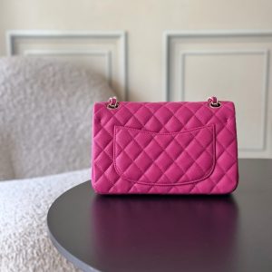 Alternative view of Full Name: Classic Fla0 1117 Caviar
Hardware: 24K-plated, full-steel hardware
Dimensions: 23*6.5*14cm
Leather: Genuine Haas small-grain caviar leather exterior, imported lambskin lining

The iconic CF🔥 possesses an irresistible charm that captivates at first sight. Wherever it goes, it's a mobile emblem of elegance. Its pure white hue exudes a refined, ladylike aura, while the gold hardware adds exquisite luxury. Truly a must-have entry-level luxury piece!🌍 Globally, it's nearly impossible to find in boutiques! The CF from Chanel—those in the know understand. New colors are constantly being released in boutiques!