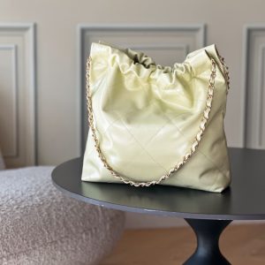 Alternative view of Top-tier goods_High-volume pricing p750 France·Premium bespoke Chane1

AS3260# Chanel 2022 New Arrival Oiled Leather Calfskin Drawstring Tote

Exclusive real-shot Chanel chain bag, shoulder bag—autumn/winter runway style💃 Soft and comfortable, exceptional quality. Beauty lovers, grab yours now! 

Pairs perfectly with winter coats. Versatile, minimalist, and spacious!

Size: 35x37x7cm