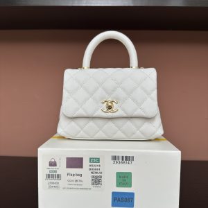 750AS2215# White Ball Pattern Unstitched Edge Light Gold 💜 Exclusive Background 💜
Authentic Product Photos Top-Quality Goods 👜 Timeless Classic Handbag～
Coco Handle Flap Top Handbag 🎁 Dimensions 19*14*9cm