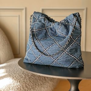 Alternative view of Top-tier goods_p high-volume pricing p810 France · Premium bespoke Chane1

AS3261# Chanel 2022 New Arrival Oil-waxed leather Calfskin Drawstring Tote

Exclusive real-shot Chanel chain bag Shoulder bag, Fall/Winter runway style💃 Soft and comfortable, exceptional quality. Beauty lovers, grab yours now! 

Pairs effortlessly with winter coats. Versatile, minimalist, and spacious!

Size: 39x42x8cm