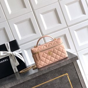 760💰 Nude Pink Diamond💠 Logo 26P🆕🆕🔮🔮🔮 OHANEL  🍠🍠🍠🍠 LP🐂 Leather Lunchbox Bag in Black is in stock now🈶｜Owning this bag is pure luck!I'm already head over heels for it! The chain strap⛓️ is detachable, and it fits your Pro Max, daily touch-ups, earbuds, keys, and more... Effortlessly stylish✨✨ Stunning as a handbag or crossbody. Perfect for everyday outfits—super chic and fashion-forward🖤🖤 (19.5×17×5cm)