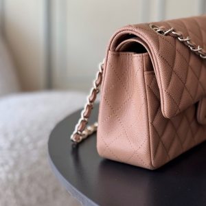 Alternative view of Full Name: Classic Fla0 1117 Caviar
Hardware: 24K-plated, full-steel hardware
Dimensions: 23*6.5*14cm
Leather: Genuine Haas small-grain caviar leather exterior, imported lambskin lining

The iconic CF🔥 possesses an irresistible charm that captivates at first sight. Wherever it goes, it's a mobile emblem of elegance. Its pure white hue exudes a refined, ladylike aura, while the gold hardware adds exquisite luxury. Truly a must-have entry-level luxury piece!🌍 Globally, it's nearly impossible to find in boutiques! The CF from Chanel—those in the know understand. New colors are constantly being released in boutiques!