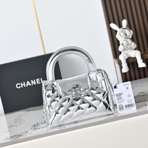 780
26 Early Spring Preview
The hit brand Kelly has released new fabrics—not just for clothes, but also for bags. Many designs are absolutely stunning. But what I must mention is the bags—they're truly exceptional! My wallet might not stay closed. Inspired by Keyy, they exude elegance with a touch of softness. The reimagined vintage styles radiate French retro charm. I absolutely adore them!  
Style No. AS4416 Dimensions: 13*19*7cm Patent Leather Black