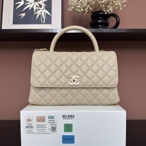 810AS92991# Apricot-Toned Ball-Patterned Edge with Light Gold 💜 Exclusive Background 💜
Authentic Product Photos, Top-Quality Goods 👜 Timeless Classic Handbag That Never Goes Out of Style～
Coco Handle Flap Handbag 🎁 Dimensions: 29*18*12cm