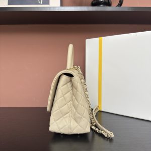 Alternative view of 810AS92991# Apricot-Toned Ball-Patterned Edge with Light Gold 💜 Exclusive Background 💜
Authentic Product Photos, Top-Quality Goods 👜 Timeless Classic Handbag That Never Goes Out of Style～
Coco Handle Flap Handbag 🎁 Dimensions: 29*18*12cm