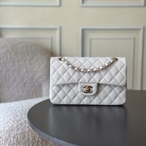 Full Name: Classic Fla0 1117 Caviar
Hardware: 24K-plated, full-steel hardware
Dimensions: 23*6.5*14cm
Leather: Genuine Haas small-grain caviar leather exterior, imported lambskin lining

The iconic CF🔥 possesses an irresistible charm that captivates at first sight. Wherever it goes, it's a mobile emblem of elegance. Its pure white hue exudes a refined, ladylike aura, while the gold hardware adds exquisite luxury. Truly a must-have entry-level luxury piece!🌍 Globally, it's nearly impossible to find in boutiques! The CF from Chanel—those in the know understand. New colors are constantly being released in boutiques!