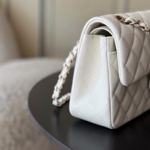 Alternative view of Full Name: Classic Fla0 1117 Caviar
Hardware: 24K-plated, full-steel hardware
Dimensions: 23*6.5*14cm
Leather: Genuine Haas small-grain caviar leather exterior, imported lambskin lining

The iconic CF🔥 possesses an irresistible charm that captivates at first sight. Wherever it goes, it's a mobile emblem of elegance. Its pure white hue exudes a refined, ladylike aura, while the gold hardware adds exquisite luxury. Truly a must-have entry-level luxury piece!🌍 Globally, it's nearly impossible to find in boutiques! The CF from Chanel—those in the know understand. New colors are constantly being released in boutiques!