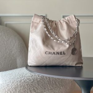 Top-tier goods_High-volume pricing p750 France·Premium bespoke Chane1

AS3260# Chanel 2022 New Arrival Oiled Leather Calfskin Drawstring Tote

Exclusive real-shot Chanel chain bag, shoulder bag—autumn/winter runway style💃 Soft and comfortable, exceptional quality. Beauty lovers, grab yours now! 

Pairs perfectly with winter coats. Versatile, minimalist, and spacious!

Size: 35x37x7cm