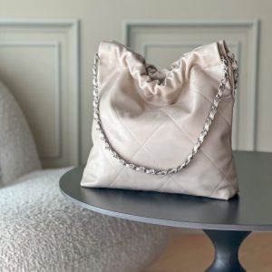 Alternative view of Top-tier goods_High-volume pricing p750 France·Premium bespoke Chane1

AS3260# Chanel 2022 New Arrival Oiled Leather Calfskin Drawstring Tote

Exclusive real-shot Chanel chain bag, shoulder bag—autumn/winter runway style💃 Soft and comfortable, exceptional quality. Beauty lovers, grab yours now! 

Pairs perfectly with winter coats. Versatile, minimalist, and spacious!

Size: 35x37x7cm