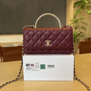 710💰A96165 Chanel 24C Crystal-Handle Accordion Bag Soft lambskin leather with exquisite crystal-embellished handles exuding luxury Distinctive double C logo Stylish as a handbag, crossbody, or shoulder bag Absolutely stunning Dimensions: 19cm