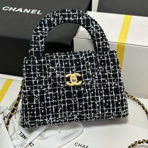 This bag is seriously adorable 🤩 The hottest pick of the season 🤩 Another retro-chic revival 📣 The 1997 Kelly is back 🫶 This time with a chain strap, blending vintage with modern flair 🌠 An absolute game-changer 🔥 Carry it by hand or sling it crossbody—anything goes.Lightweight with just the right amount of vintage charm👌👌 Truly the undisputed "24p Bag King"👑 Crafted from durable oiled calf leather💪 Ample interior space for daily essentials—the more you look, the more you love it. Can't resist its girly appeal👸

Size: 19*13*7cm
Model: AS4416