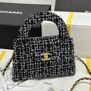 Alternative view of This bag is seriously adorable 🤩 The hottest pick of the season 🤩 Another retro-chic revival 📣 The 1997 Kelly is back 🫶 This time with a chain strap, blending vintage with modern flair 🌠 An absolute game-changer 🔥 Carry it by hand or sling it crossbody—anything goes.Lightweight with just the right amount of vintage charm👌👌 Truly the undisputed "24p Bag King"👑 Crafted from durable oiled calf leather💪 Ample interior space for daily essentials—the more you look, the more you love it. Can't resist its girly appeal👸

Size: 19*13*7cm
Model: AS4416