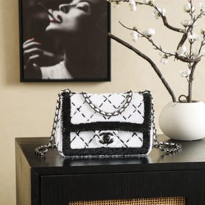 1050 Size 𝟏𝟒*𝟐𝟏*𝟖𝐜𝐦              
The new 24p sequin bag is here! Every season's sequin bag becomes a hit—development difficulty is extremely high! It requires significant labor costs, and this one is no exception!Featuring classic diamond quilting! Paired with panda-inspired black-and-white color blocking. Each diamond panel has distinct separation, creating a remarkably three-dimensional, premium look. The mini CF side design is perfectly sized. 🉑️Crossbody🉑️Shoulder bag—are you heart-fluttering yet? 💓
15697