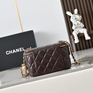 Alternative view of 700 Exquisitely Crafted Chain Mini Cosmetic Case
Its elegant square shape is utterly adorable! 💖
Despite its compact size, it holds more than just your phone—perfect for organizing small essentials.
Features an adjustable chain with decorative metal balls for a super cute carry-on look.
AP2433 Dimensions: 8.5 x 11 x 7 cm (Large)
AP1577 Dimensions: 8.5 x 11 x 7 cm (Small)