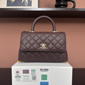 780AS92990# Coffee-Brown Ball-Patterned Edge in Light Gold 💜 Exclusive Background 💜
Authentic Product, Top-Quality Item 👜 Timeless Classic Handbag～
Coco Handle Top-Closure Tote Bag 🎁 Dimensions: 24*14*10cm