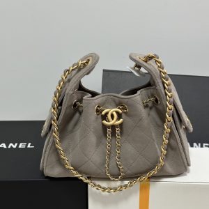 𝟮𝟲𝗰 Suede Hippie 𝗁𝗈𝖻𝗈 𝗆𝗂𝗇𝗂 Gray
Retail Price 𝟦𝟪𝟥𝟢𝟢𝗋𝗆𝖻 Purchase & Development

Runway Hit 𝟤𝟧𝖡𝖺𝗀 Hippie 𝗁𝗈𝖻𝗈 🔥
Unique design with a bold, commanding style
Extra-large capacity effortlessly holds daily essentials❕
The ultimate value companion for shopping and travel

Hardware: Thick-plated 𝟤𝟦𝗄 vintage gold
Leather: Suede
Dimensions: 𝟤𝟢*𝟤𝟤*𝟣𝟤.𝟧 𝖼𝗆
Model: AS5631