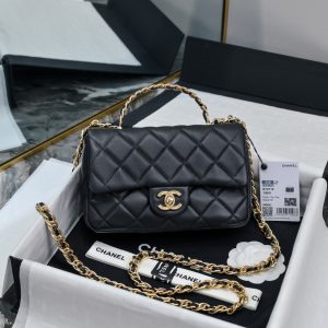 The leather in this 930 season is absolutely stunning, with the handle featuring a standout twisted brushed finish that elevates both texture and feel. The leather-on-chain design is pure creativity! The bag holds its shape beautifully, making it incredibly photogenic. Its smooth texture instantly lifts your mood! The metallic accents sparkle brilliantly ✨—truly eye-catching at first glance.Carrying it out makes you look like a radiant young lady👏. The handle can be hooked on your wrist, 🉑️ worn crossbody, over the shoulder, or under the arm—fashionable, trendy, and versatile. The capacity is also excellent👍, easily holding all your essentials. Dimensions: 13*21*8cm/ AS4023