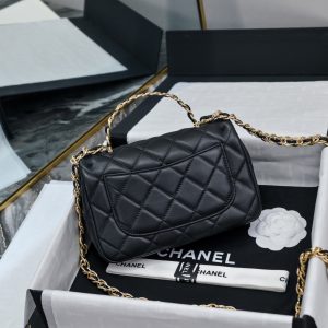 Alternative view of The leather in this 930 season is absolutely stunning, with the handle featuring a standout twisted brushed finish that elevates both texture and feel. The leather-on-chain design is pure creativity! The bag holds its shape beautifully, making it incredibly photogenic. Its smooth texture instantly lifts your mood! The metallic accents sparkle brilliantly ✨—truly eye-catching at first glance.Carrying it out makes you look like a radiant young lady👏. The handle can be hooked on your wrist, 🉑️ worn crossbody, over the shoulder, or under the arm—fashionable, trendy, and versatile. The capacity is also excellent👍, easily holding all your essentials. Dimensions: 13*21*8cm/ AS4023