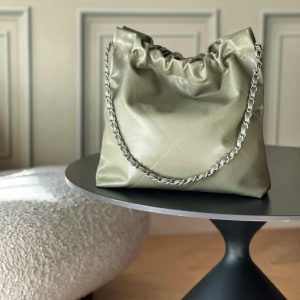 Alternative view of Top-tier goods_High-volume pricing p750 France·Premium bespoke Chane1

AS3260# Chanel 2022 New Arrival Oiled Leather Calfskin Drawstring Tote

Exclusive real-shot Chanel chain bag, shoulder bag—autumn/winter runway style💃 Soft and comfortable, exceptional quality. Beauty lovers, grab yours now! 

Pairs perfectly with winter coats. Versatile, minimalist, and spacious!

Size: 35x37x7cm