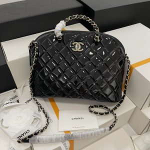 The LV shell bag from back then has been mocked as a relic of a bygone era. Who would've thought Chanel's new release would revive these three iconic elements in an overwhelmingly familiar way—yet with a staggering price difference and limited stock!

Size: 20*28*7cm
Model: AS3969