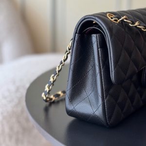 Alternative view of Full Name: Classic Fla0 1117 Caviar
Hardware: 24K-plated, full-steel hardware
Dimensions: 23*6.5*14cm
Leather: Genuine Haas small-grain caviar leather exterior, imported lambskin lining

The iconic CF🔥 possesses an irresistible charm that captivates at first sight. Wherever it goes, it's a mobile emblem of elegance. Its pure white hue exudes a refined, ladylike aura, while the gold hardware adds exquisite luxury. Truly a must-have entry-level luxury piece!🌍 Globally, it's nearly impossible to find in boutiques! The CF from Chanel—those in the know understand. New colors are constantly being released in boutiques!