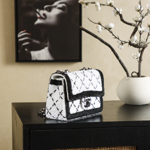 Alternative view of 1050 Size 𝟏𝟒*𝟐𝟏*𝟖𝐜𝐦              
The new 24p sequin bag is here! Every season's sequin bag becomes a hit—development difficulty is extremely high! It requires significant labor costs, and this one is no exception!Featuring classic diamond quilting! Paired with panda-inspired black-and-white color blocking. Each diamond panel has distinct separation, creating a remarkably three-dimensional, premium look. The mini CF side design is perfectly sized. 🉑️Crossbody🉑️Shoulder bag—are you heart-fluttering yet? 💓
15697