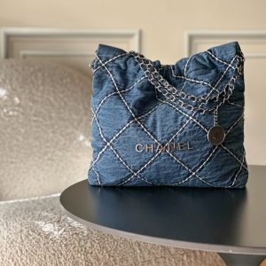 Top-tier goods_High-volume pricing p780 France·Premium bespoke Chane1

AS3260# Chanel 2022 New Arrival Oiled Leather Calfskin Drawstring Tote

Exclusive real-shot Chanel chain bag, shoulder bag—autumn/winter runway style💃 Soft and comfortable, exceptional quality. Beauty lovers, grab yours now! 

Pairs effortlessly with winter coats. Versatile, minimalist, and spacious!

Size: 35x37x7cm